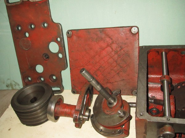 корпус коробки скоростей  1а616 с крышкой рычагами Коробка скоростей токарно-винторезного станка 1А616, задняя бабка, патрон токарный, коробка передач, суппорт 1а616, передняя бабка ит-1м . фартук ит-1м. коробка подач ит-1м. суппорт ит-1м. резцедержатель ит-1м. продольльные поперечные салазки ит-1м.  шпиндельная бабка ит-1м. коробка скоростей ит-1м. суппорт 1а616 ,задняя бабка 1а616. 